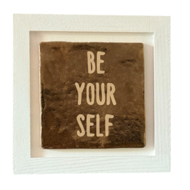 Tegel in witte lijst Be your self