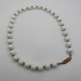 Ketting, witte kralen