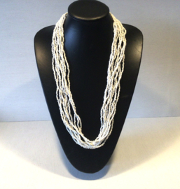 Witte glazen kraaltjes ketting