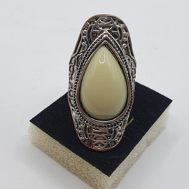 Ring met crème steen