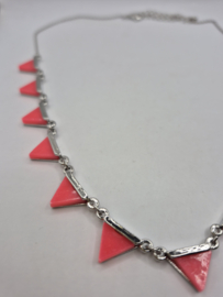 Ketting met oranje kunststof