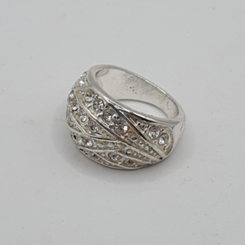 Ring met kristallen