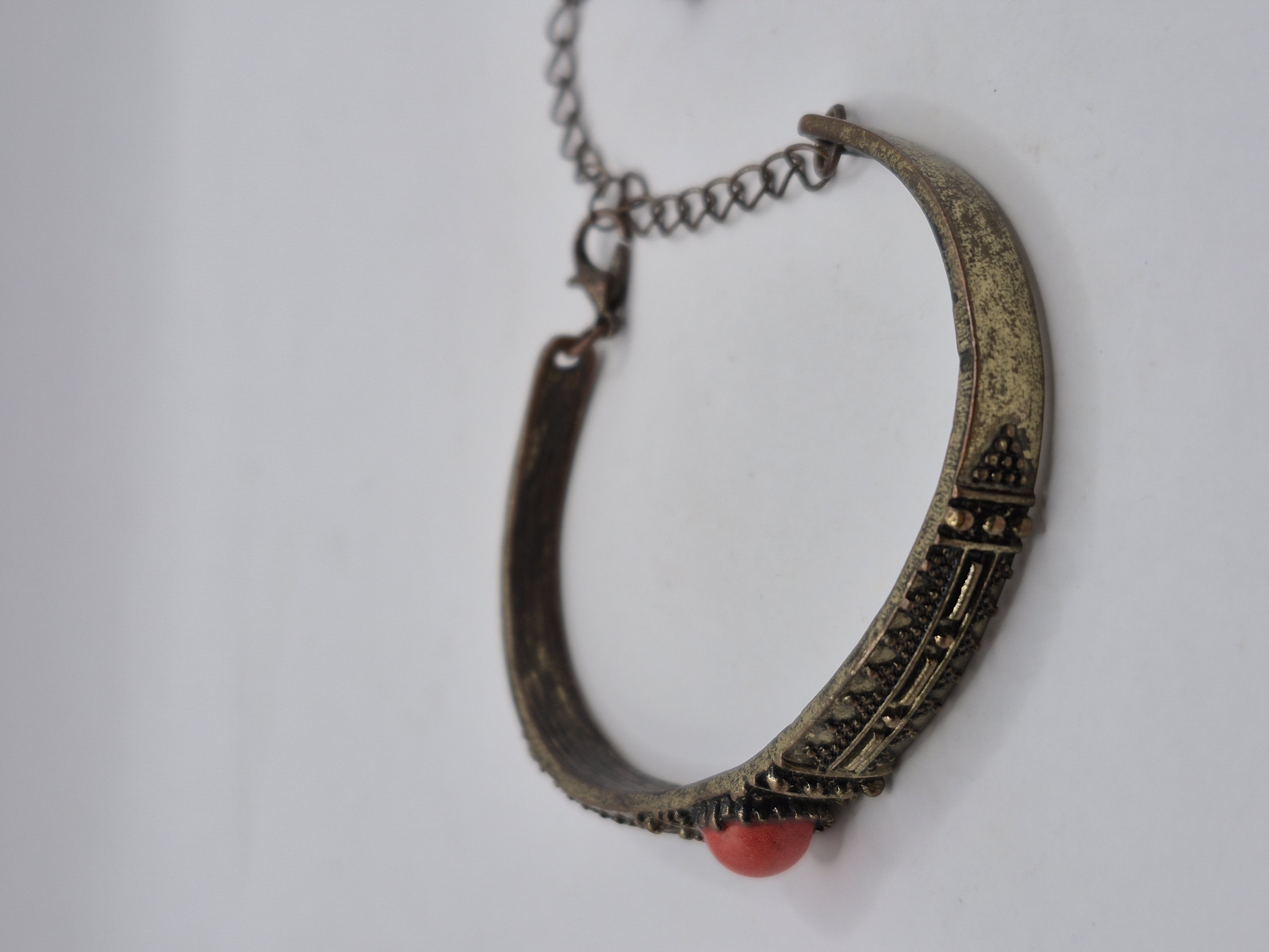 Bronzen armband met rode steen VERKOCHT
