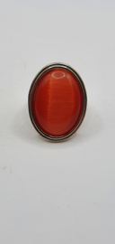 Goudkleurige ring met rode steen