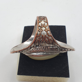 Ring met crème steen