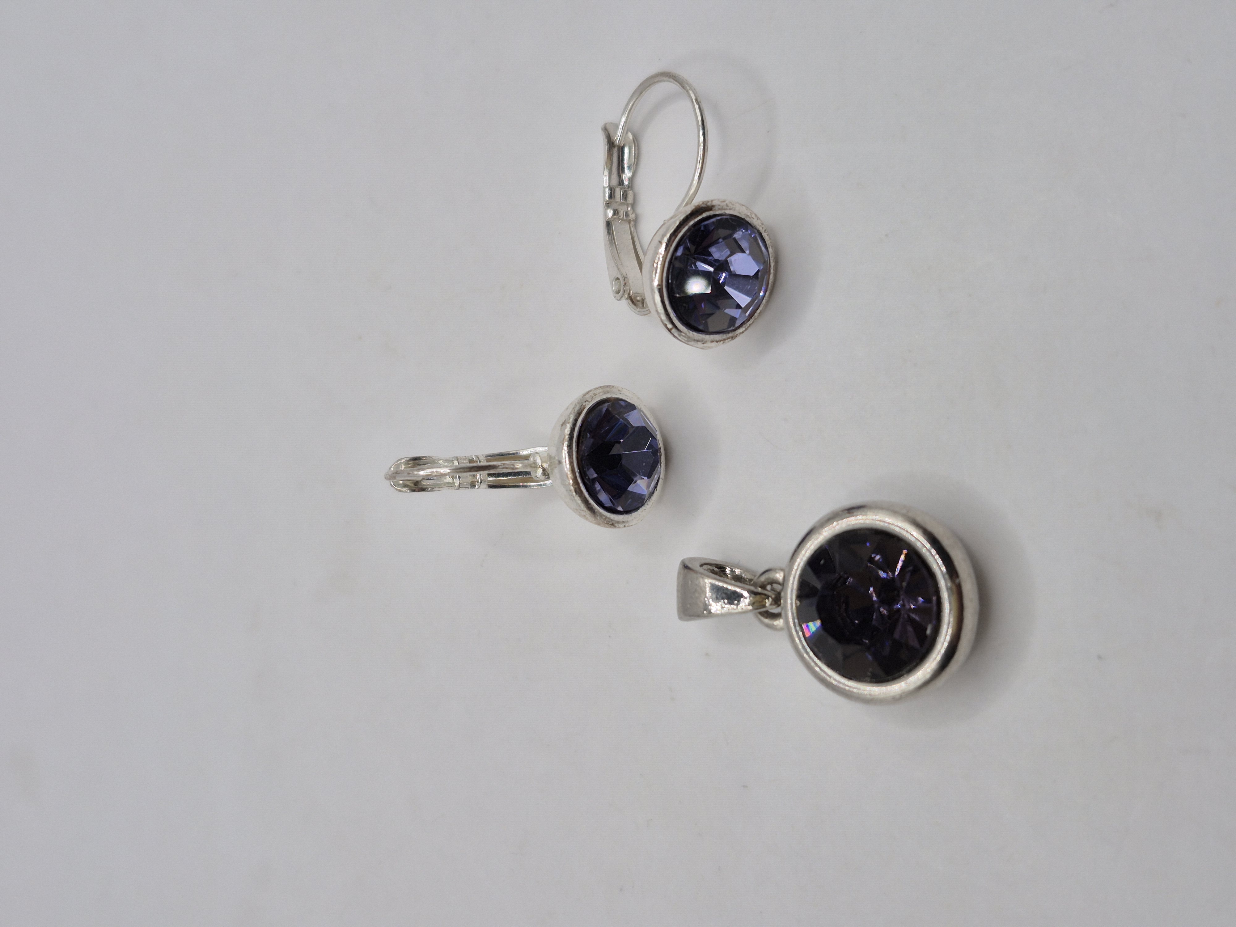 Oorbellen en hanger met paarse kristal