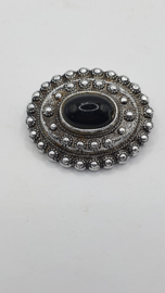 Broche met zwarte glas steen VERKOCHT