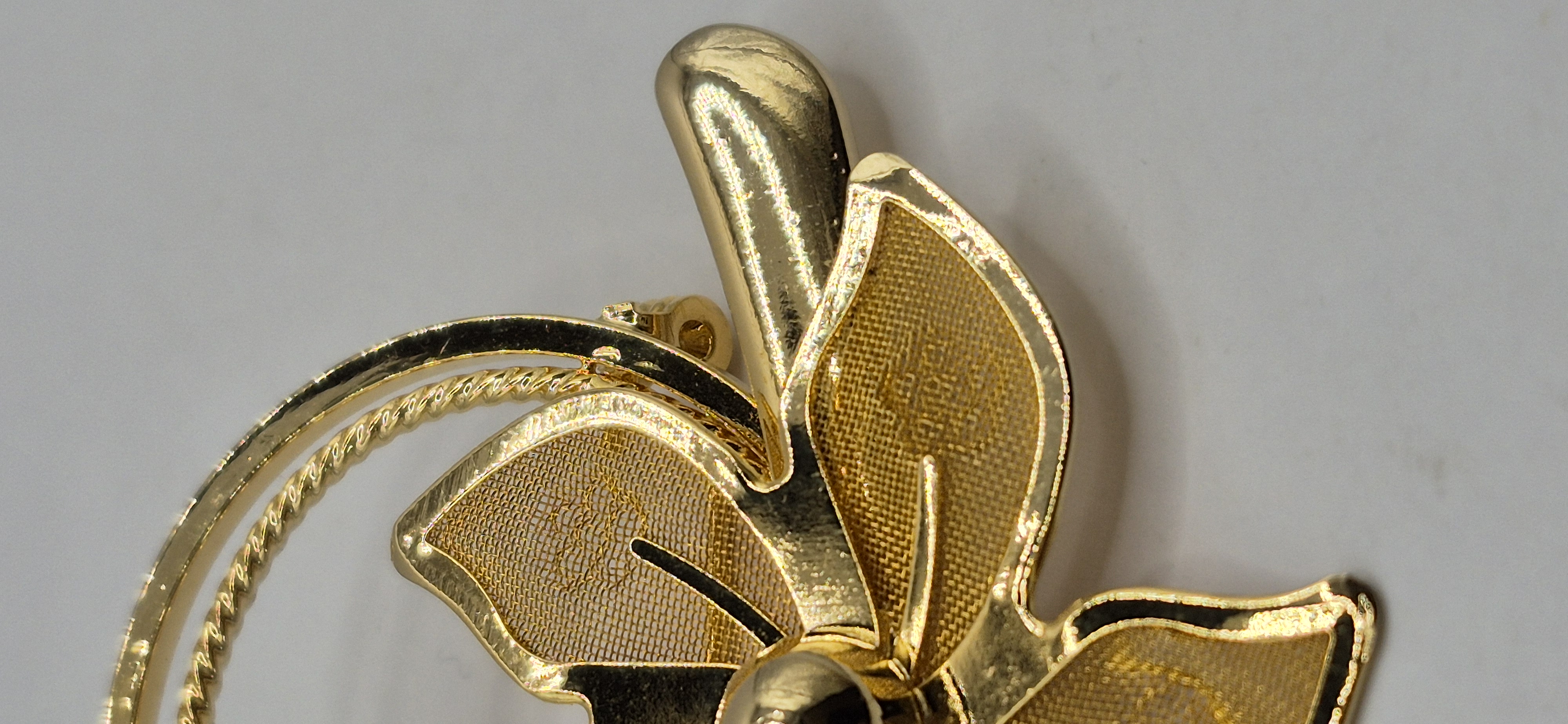 Goudkleurige broche VERKOCHT