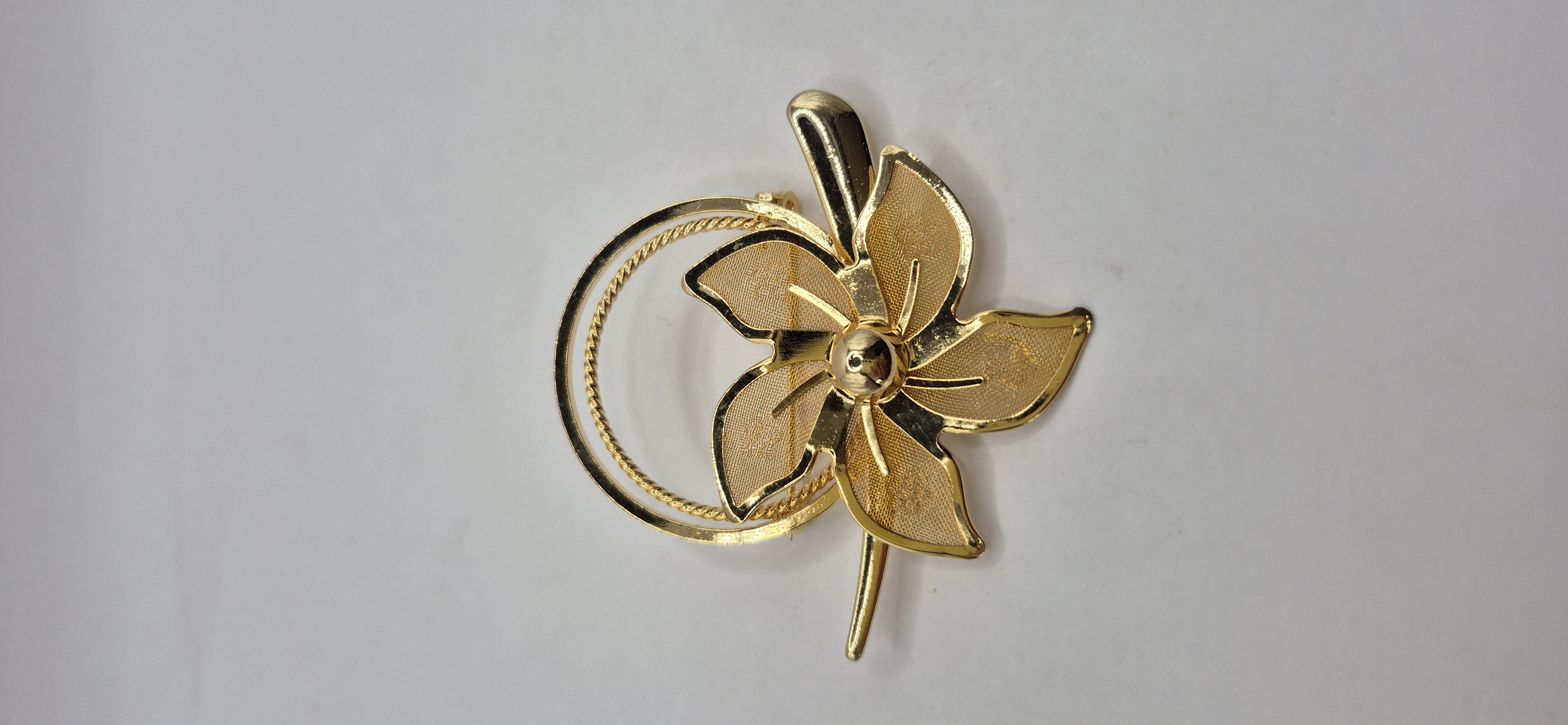 Goudkleurige broche VERKOCHT