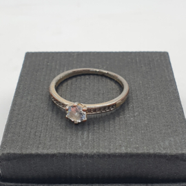 Ring met kristallen