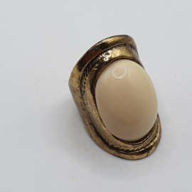 Koperen ring met crème steen