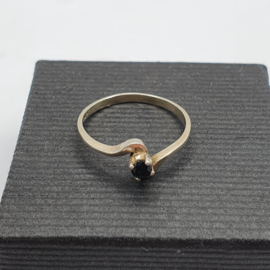 Verzilverde ring met steentje