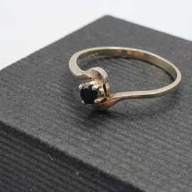 Verzilverde ring met steentje