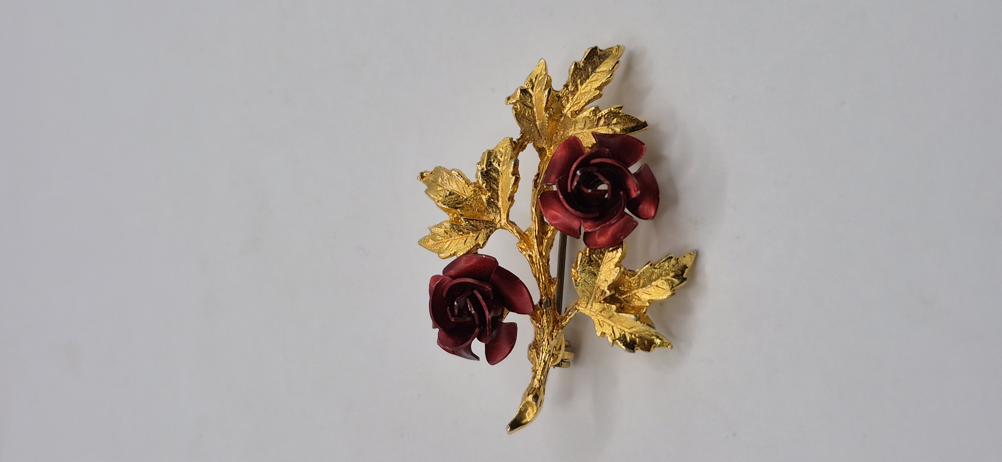 Goudkleurige broche met rode rozen VERKOCHT