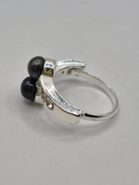 Ring met zwarte parels