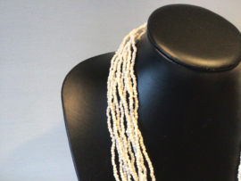 Witte glazen kraaltjes ketting VERKOCHT