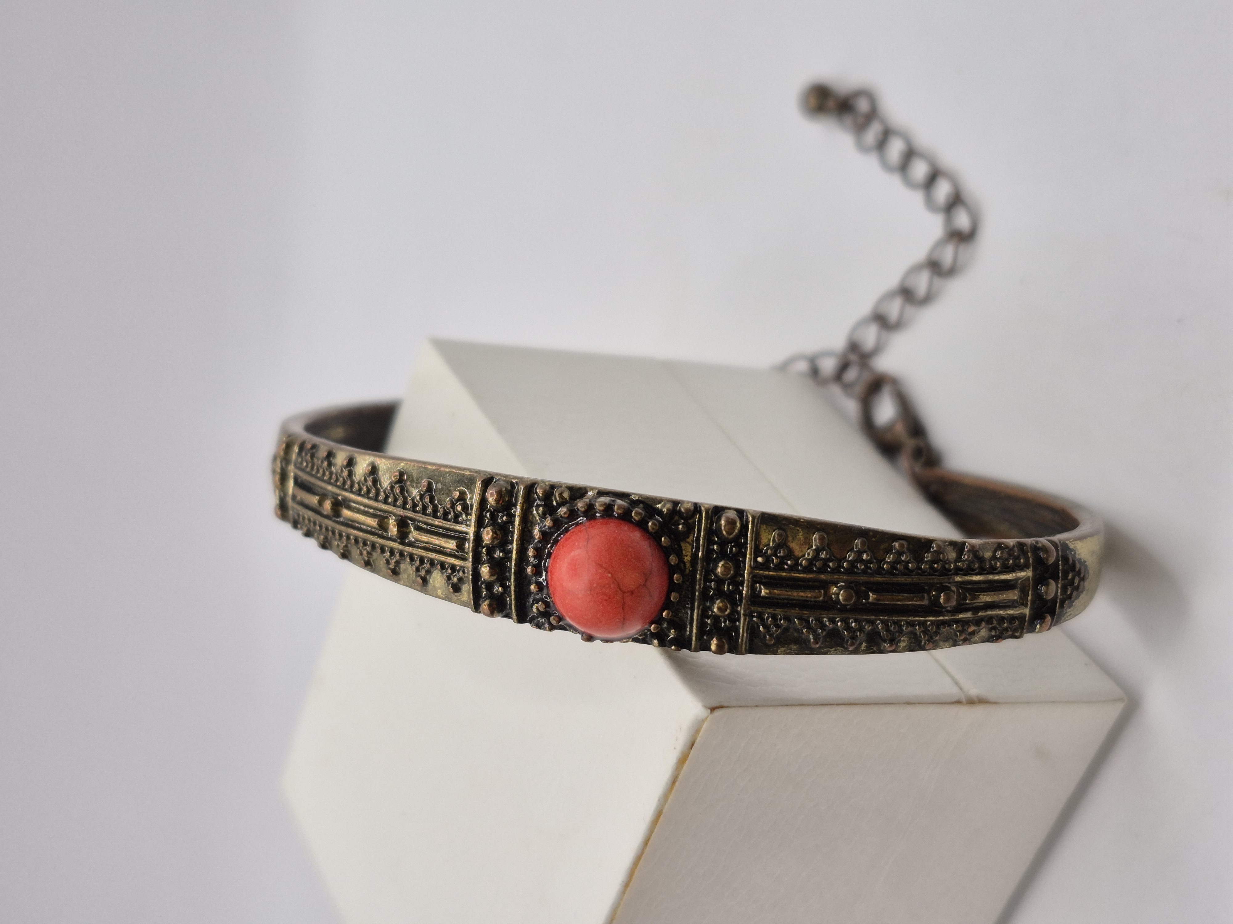 Bronzen armband met rode steen VERKOCHT