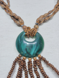 Houten kralenketting met groene hanger