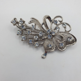 Zilverkleurige broche met kristal
