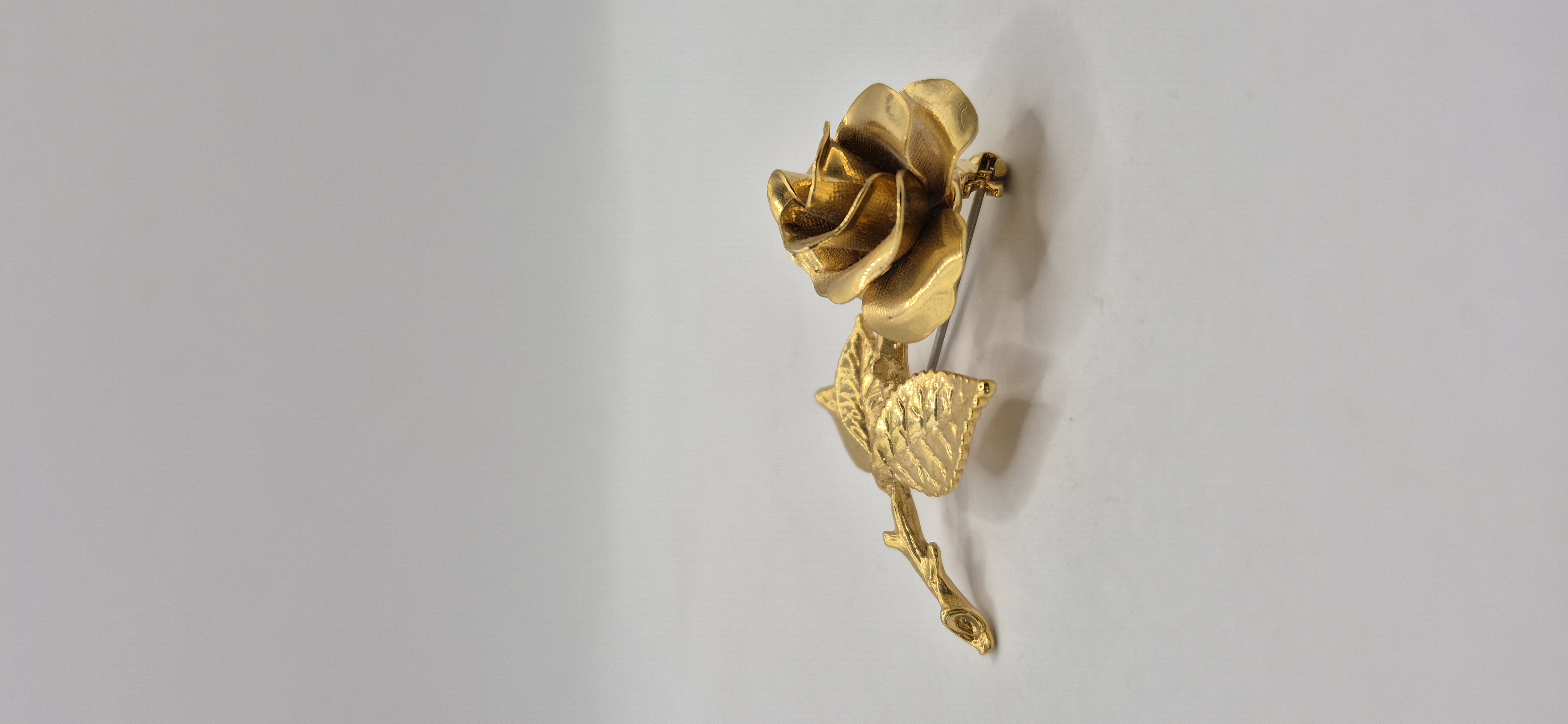 Goudkleurige roos broche VERKOCHT