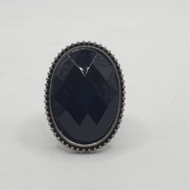 Ring met zwarte steen