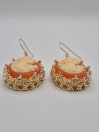 Oorbellen met 'Camee'