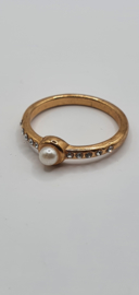 Goudkleurige ring met parel en kristal steentjes
