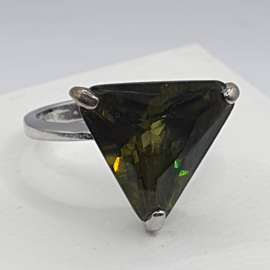 Ring met groene glassteen