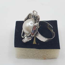 Ring met parel