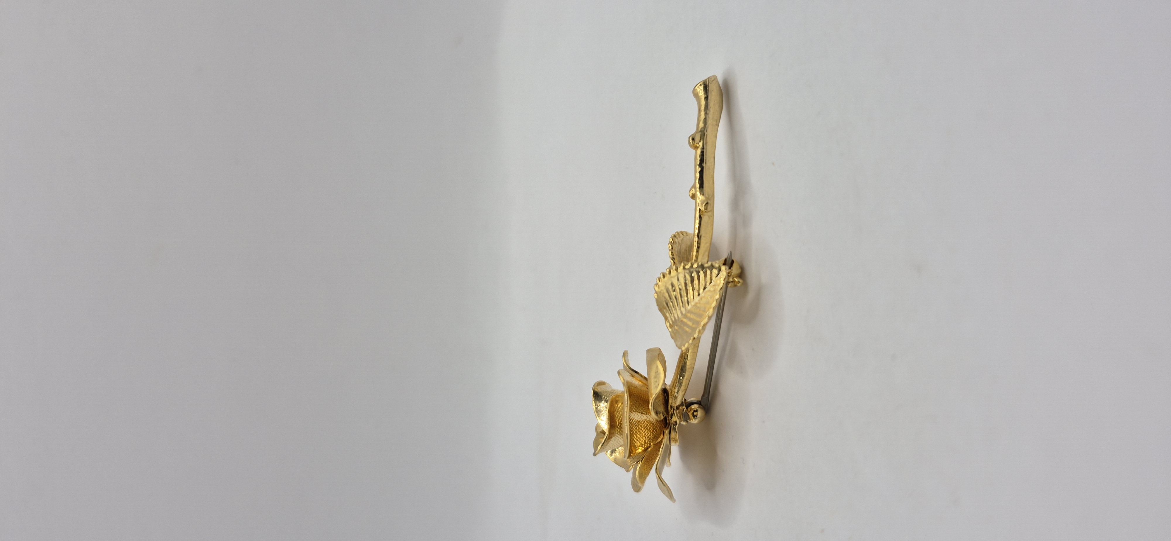 Goudkleurige roos broche VERKOCHT