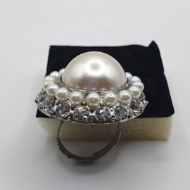 Grote bijou ring