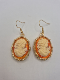 Oorbellen met 'Camee'