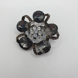 Broche met zwarte en kristalsteentjes