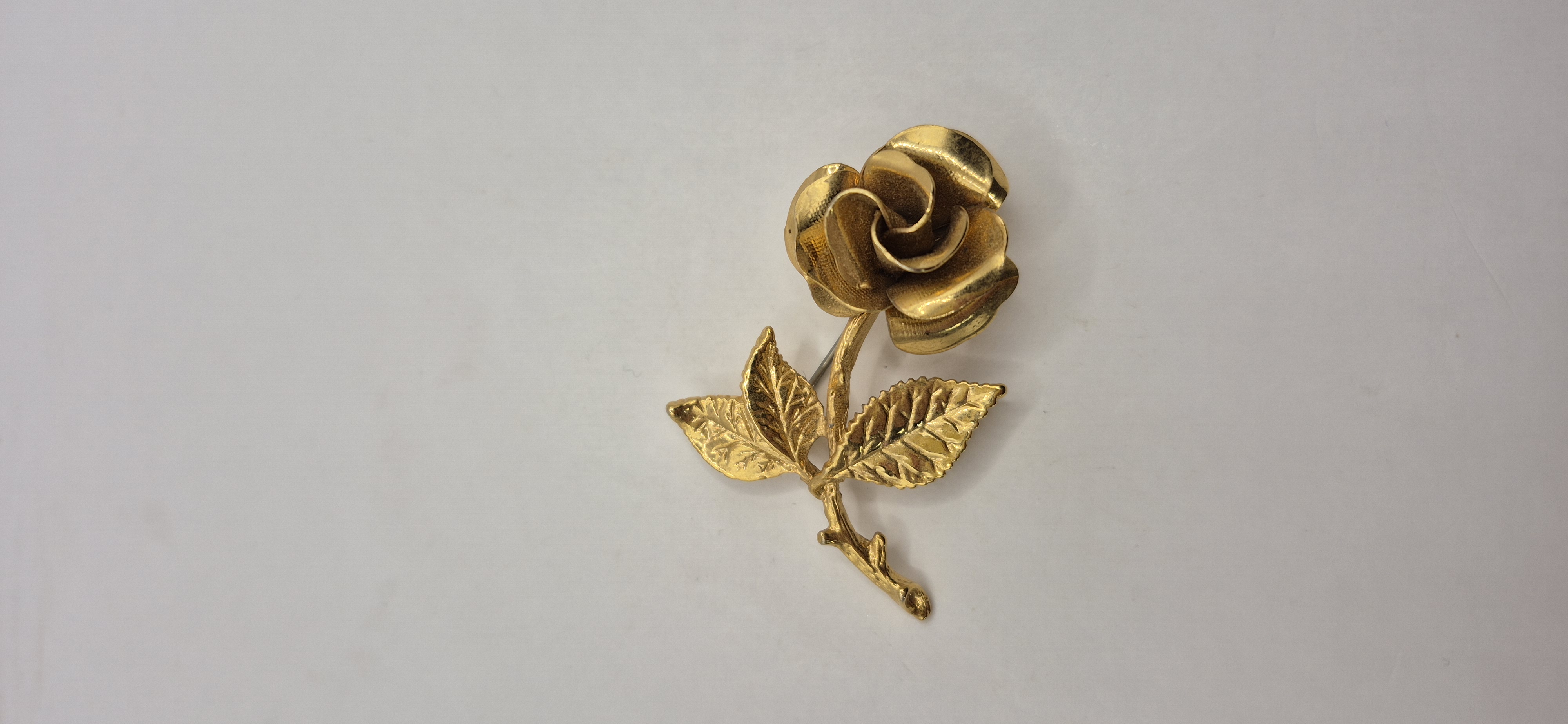 Goudkleurige roos broche VERKOCHT