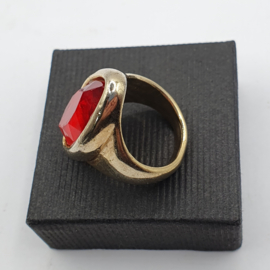 Ring met rode steen