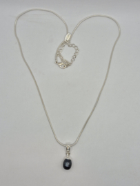 Ketting met zwarte parel