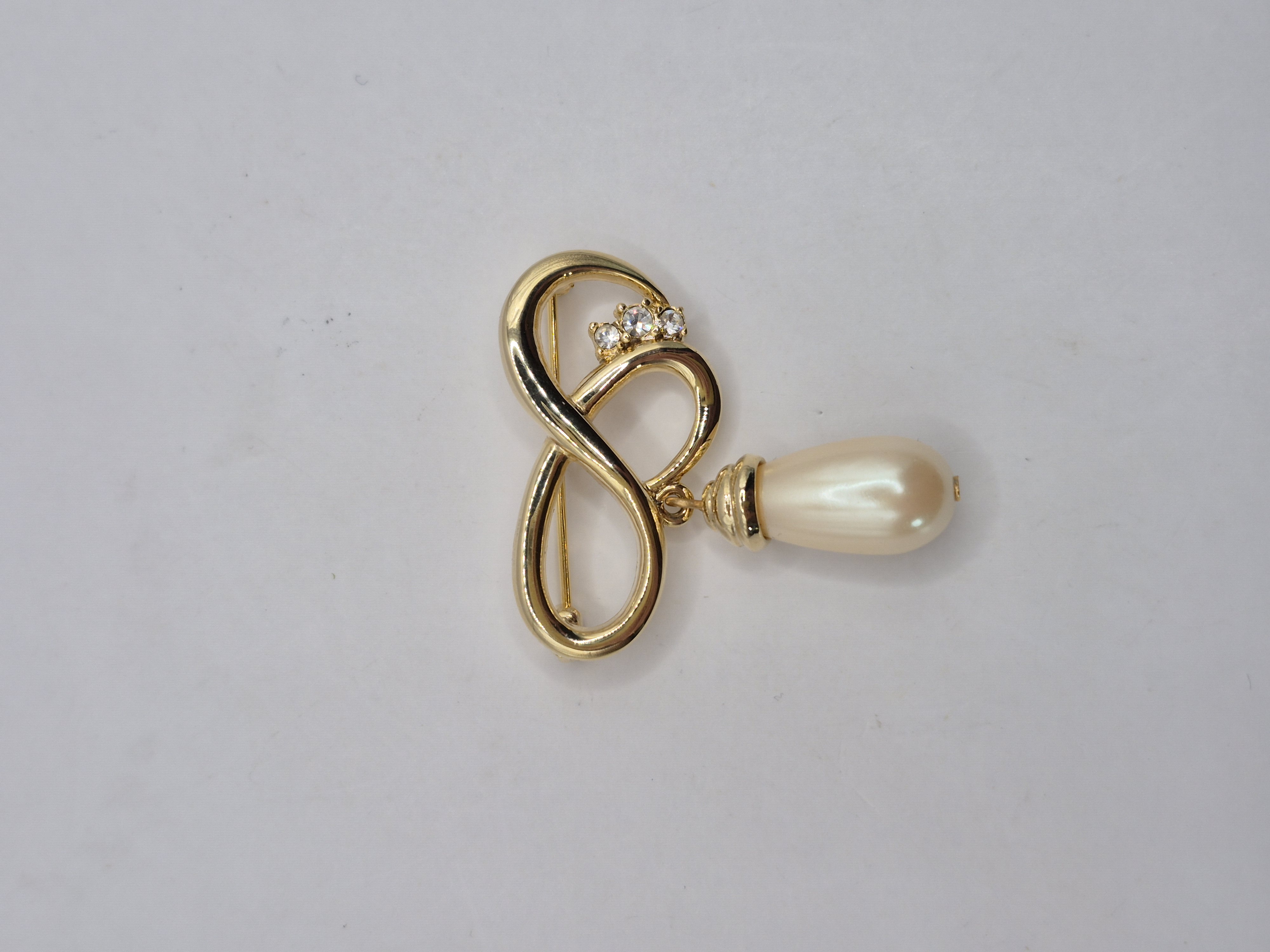Broche met druppel parel VERKOCHT