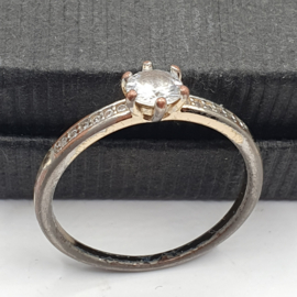 Ring met kristallen