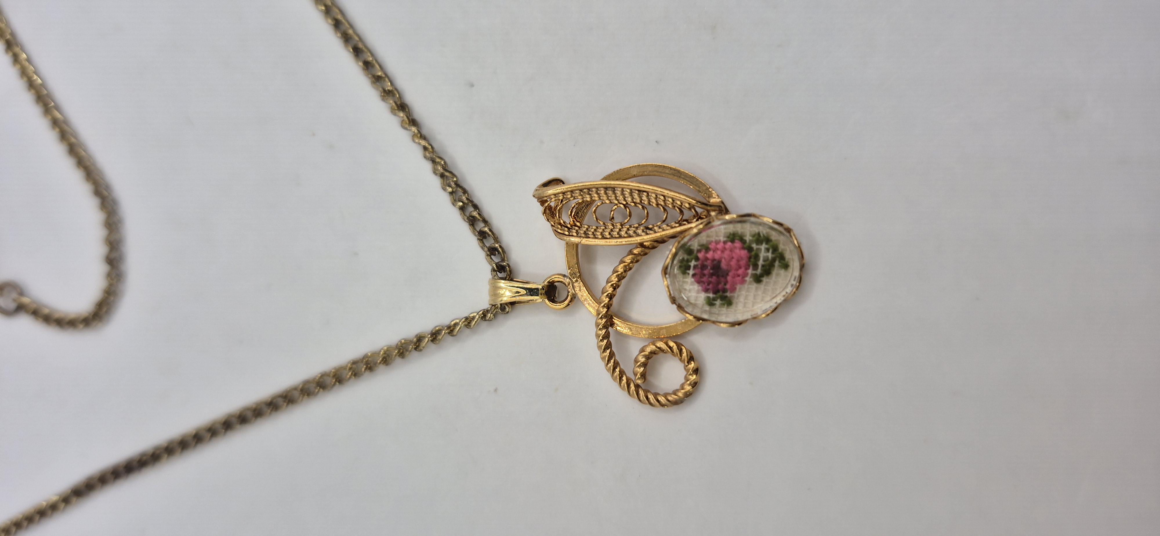 Petit point hanger aan ketting  VERKOCHT