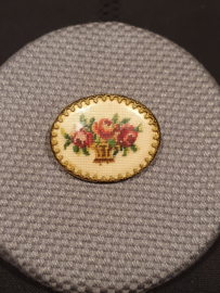 Antieke broche met petit point VERKOCHT