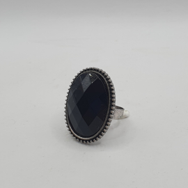 Ring met zwarte steen