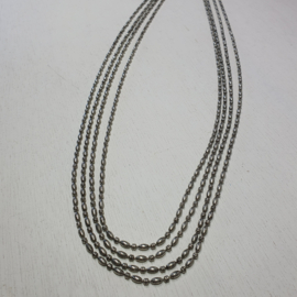 Lange metalen ketting
