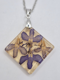 Ketting met hars hanger