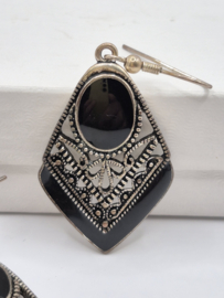 Oorbellen met zwarte accenten