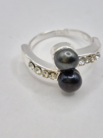 Ring met zwarte parels