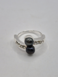 Ring met zwarte parels