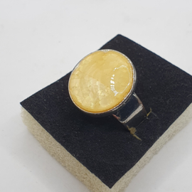 Ring met gele steen