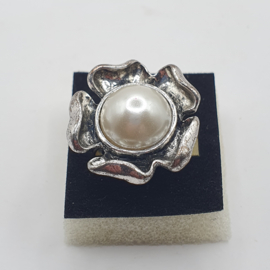 Ring met parel
