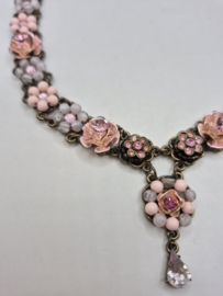 Collier met roze steentjes