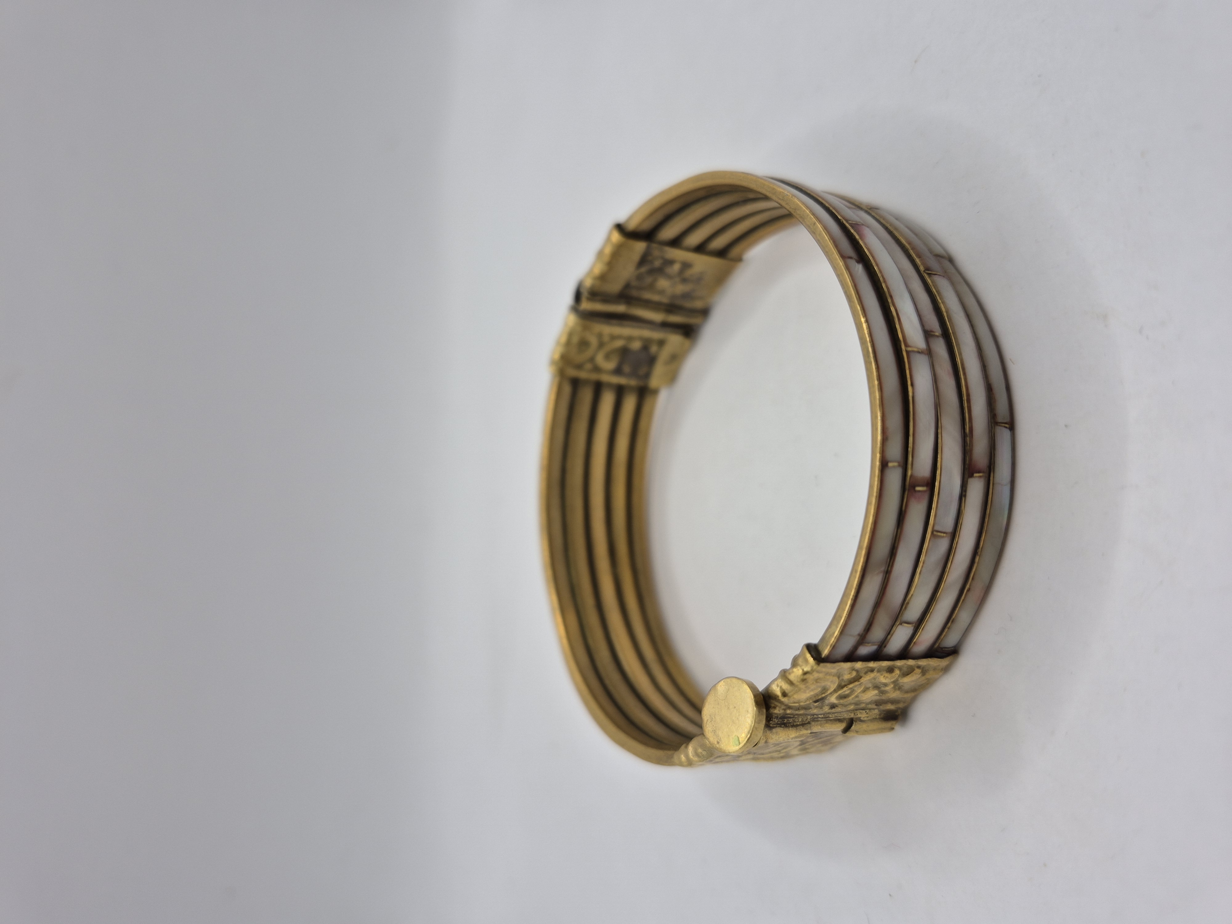 Koper en parelmoer armband